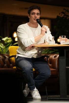 RECORD DATE NOT STATED Datum: 07.10.2026 Ort: Dresden Im Bild: Constantin Schreiber ; Vor einer Buchhandlung (Thalia) in der Dresdner Innenstadt hat es am Mittwochabend Protest gegen eine Lesung des ehemaligen Nachrichten-Sprechers und Moderators Constantin Schreiber gegeben. Schreiber stellte dort am Abend sein neues Buch ,,Die Kraft des Islams vor. Zu der Demonstration hatte die Gruppe ,,Free Palestine Dresden aufgerufen. Hintergrund war Schreibers Auseinandersetzung mit dem Islam sowie seine Positionierung zum Nahostkonflikt. Schreiber hatte bereits im Vorfeld auf den Protestaufruf reagiert und erklaert, die Veranstaltung trotz der angekuendigten Demonstration besuchen zu wollen. Die Lesung fand am Abend in der Buchhandlung auf der Prager Stras xLucas Friedenhainx