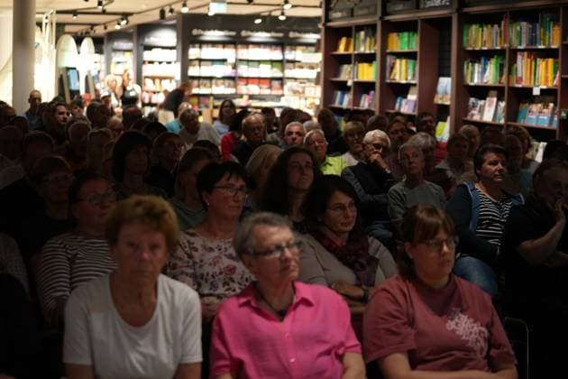 RECORD DATE NOT STATED Datum: 07.10.2026 Ort: Dresden Im Bild: Constantin Schreiber ; Vor einer Buchhandlung (Thalia) in der Dresdner Innenstadt hat es am Mittwochabend Protest gegen eine Lesung des ehemaligen Nachrichten-Sprechers und Moderators Constantin Schreiber gegeben. Schreiber stellte dort am Abend sein neues Buch ,,Die Kraft des Islams vor. Zu der Demonstration hatte die Gruppe ,,Free Palestine Dresden aufgerufen. Hintergrund war Schreibers Auseinandersetzung mit dem Islam sowie seine Positionierung zum Nahostkonflikt. Schreiber hatte bereits im Vorfeld auf den Protestaufruf reagiert und erklaert, die Veranstaltung trotz der angekuendigten Demonstration besuchen zu wollen. Die Lesung fand am Abend in der Buchhandlung auf der Prager Stras xLucas Friedenhainx