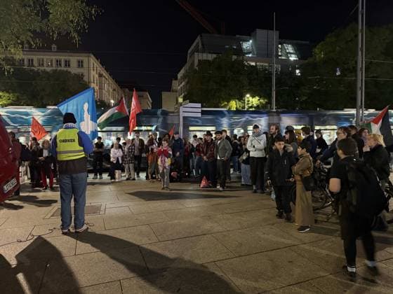 RECORD DATE NOT STATED Datum: 07.10.2026 Ort: Dresden Vor einer Buchhandlung (Thalia) in der Dresdner Innenstadt hat es am Mittwochabend Protest gegen eine Lesung des ehemaligen Nachrichten-Sprechers und Moderators Constantin Schreiber gegeben. Schreiber stellte dort am Abend sein neues Buch ,,Die Kraft des Islams vor. Zu der Demonstration hatte die Gruppe ,,Free Palestine Dresden aufgerufen. Hintergrund war Schreibers Auseinandersetzung mit dem Islam sowie seine Positionierung zum Nahostkonflikt. Schreiber hatte bereits im Vorfeld auf den Protestaufruf reagiert und erklaert, die Veranstaltung trotz der angekuendigten Demonstration besuchen zu wollen. Die Lesung fand am Abend in der Buchhandlung auf der Prager Strasse statt und war ausverkauft. Dr xLucas Friedenhainx