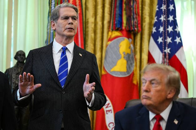 Trump Makes Oval Office Announcement WASHINGTON, DC - OCT. 7: US Secretary of the Treasury Scott Bessent speaks as US President Donald Trump makes an announcement on Trump Accounts in the Oval Office on Wednesday, Oct. 7, 2026 at the White House in Washington, D.C. (Photo by Annabelle Gordon Pool For The Washington Post) Washington DC United States  Copyright: xPool ABACAx