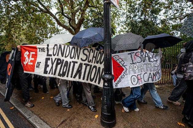 Pro-Israeil counter protestors challenge pro-Palestine demonstrators in London, UK - 7 OCT 2026. Pro-Palestine activists from London universities seen shielding themselves behind a protective wall of umbrellas and large banners during their march . Pro-Palestine activists from Central London Universities chose the 3rd anniversary of the October 7th attack by Hamas to protest against Israel’s war on Gaza. They clashed en route with pro-Israeli counter protestors. The demonstration was arranged by an inter-uni coalition that includes King’s College and LSE. London United Kingdom Copyright: xLabxMox xSOPAxImagesx LabMO_Oct_7th_Uni_Protest_SOPA_4
