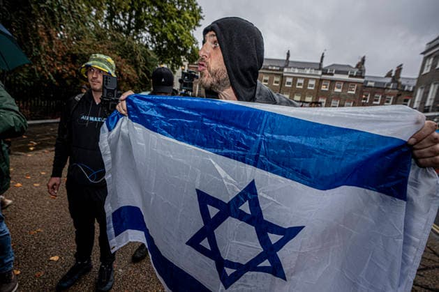 Pro-Israeil counter protestors challenge pro-Palestine demonstrators in London, UK - 7 OCT 2026. An English patriot seen holding a flag (Israeli flag) during the protest . Pro-Palestine activists from Central London Universities chose the 3rd anniversary of the October 7th attack by Hamas to protest against Israel’s war on Gaza. They clashed en route with pro-Israeli counter protestors. The demonstration was arranged by an inter-uni coalition that includes King’s College and LSE. London United Kingdom Copyright: xLabxMox xSOPAxImagesx LabMO_Oct_7th_Uni_Protest_SOPA_35