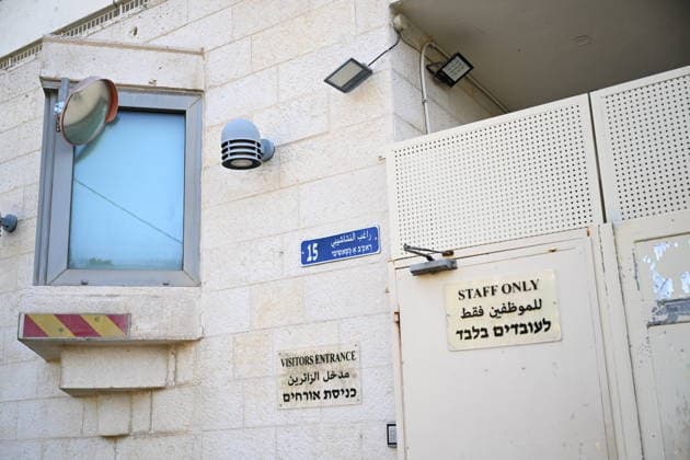 UK removes signage from consulate in East Jerusalem JERUSALEM - OCTOBER 08: Signage is removed from the British Consulate in East Jerusalem on October 08, 2026, following the expiration of a deadline set by Israeli authorities for the consulate s closure. Mostafa Alkharouf Anadolu Jerusalem Israel. Editorial use only. Please get in touch for any other usage.  Copyright: x2026xAnadoluxMostafaxAlkharoufx