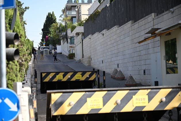 UK removes signage from consulate in East Jerusalem JERUSALEM - OCTOBER 08: Signage is removed from the British Consulate in East Jerusalem on October 08, 2026, following the expiration of a deadline set by Israeli authorities for the consulate s closure. Mostafa Alkharouf Anadolu Jerusalem Israel. Editorial use only. Please get in touch for any other usage.  Copyright: x2026xAnadoluxMostafaxAlkharoufx