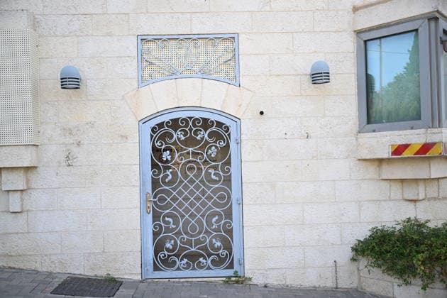 UK removes signage from consulate in East Jerusalem JERUSALEM - OCTOBER 08: Signage is removed from the British Consulate in East Jerusalem on October 08, 2026, following the expiration of a deadline set by Israeli authorities for the consulate s closure. Mostafa Alkharouf Anadolu Jerusalem Israel. Editorial use only. Please get in touch for any other usage.  Copyright: x2026xAnadoluxMostafaxAlkharoufx