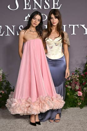 Esme Creed Miles and Daisy Edgar Jones at the premiere of the movie *Sense and Sensibility* at the United Theater in Los Angeles, October 7, 2026 Foto:xD.xStarbuckx xFuturexImagex sensuality_6113