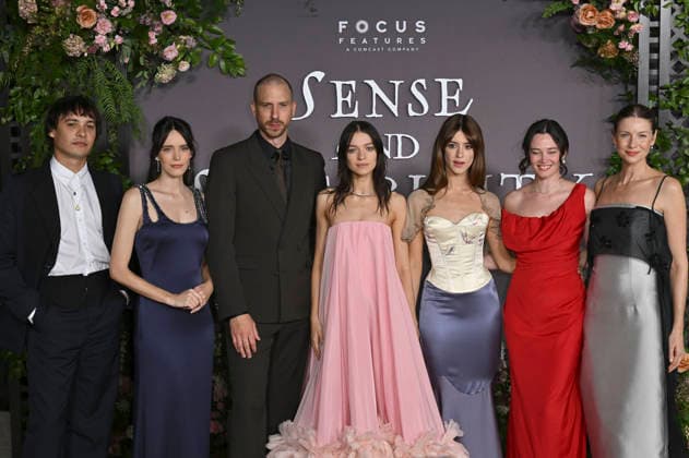 Frank Dillane, Stacy Martin, Herbert Nordrum, Esme Creed Miles, Daisy Edgar Jones, Bethany Slater, and Caitriona Balfe at the premiere of the film *Sense and Sensibility* at the United Theater in Los Angeles on October 7, 2026 Foto:xD.xStarbuckx xFuturexImagex sensuality_6119