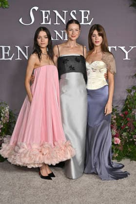 Esme Creed Miles, Caitriona Balfe, and Daisy Edgar Jones at the premiere of the film *Sense and Sensibility* at the United Theater in Los Angeles, October 7, 2026 Foto:xD.xStarbuckx xFuturexImagex sensuality_6121