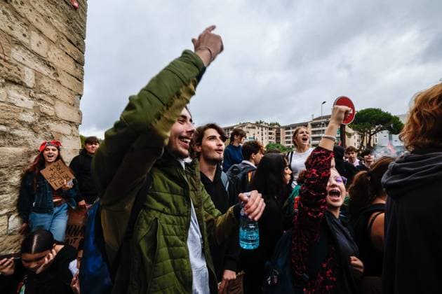 PROTEST BY HIGH SCHOOL AND COLLEGE STUDENTS IN FRONT OF THE UNIVERSITY OF AVIGNON: ACT 4 PHOTO: PQR, LE DAUPHINÉ, Christophe AGOSTINIS, Avignon, October 8, 2026 Avignon, October 8, 2026 High school students’ anger: Act 4 High school and college students gathered in front of the University of Avignon and blocked the entrance. Photo by Christophe Agostinis, Le Dauphiné Libéré. France. Fires have broken out at several schools in France as students protest by blocking access to educational institutions nationwide over school funding and learning conditions. Avignon, Vaucluse, Provence-Alpes-Côte d’Azur, France Copyright: xPHOTOPQR LExDAUPHINE MAXPPPxChristophexAGOSTINISx 20261008JDL9387 20261008JDL9390