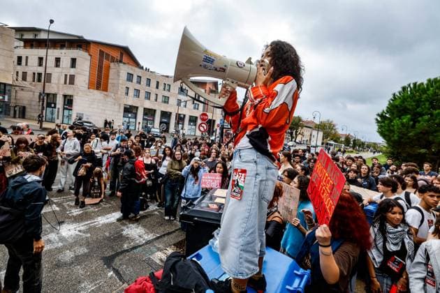 PROTEST BY HIGH SCHOOL AND COLLEGE STUDENTS IN FRONT OF THE UNIVERSITY OF AVIGNON: ACT 4 PHOTO: PQR, LE DAUPHINÉ, Christophe AGOSTINIS, Avignon, October 8, 2026 Avignon, October 8, 2026 High school students’ anger: Act 4 High school and college students gathered in front of the University of Avignon and blocked the entrance. Photo by Christophe Agostinis, Le Dauphiné Libéré. France. Fires have broken out at several schools in France as students protest by blocking access to educational institutions nationwide over school funding and learning conditions. Avignon, Vaucluse, Provence-Alpes-Côte d’Azur, France Copyright: xPHOTOPQR LExDAUPHINE MAXPPPxChristophexAGOSTINISx 20261008JDL9387 20261008JDL9394