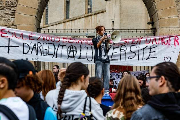PROTEST BY HIGH SCHOOL AND COLLEGE STUDENTS IN FRONT OF THE UNIVERSITY OF AVIGNON: ACT 4 PHOTO: PQR, LE DAUPHINÉ, Christophe AGOSTINIS, Avignon, October 8, 2026 Avignon, October 8, 2026 High school students’ anger: Act 4 High school and college students gathered in front of the University of Avignon and blocked the entrance. Photo by Christophe Agostinis, Le Dauphiné Libéré. France. Fires have broken out at several schools in France as students protest by blocking access to educational institutions nationwide over school funding and learning conditions. Avignon, Vaucluse, Provence-Alpes-Côte d’Azur, France Copyright: xPHOTOPQR LExDAUPHINE MAXPPPxChristophexAGOSTINISx 20261008JDL9387 20261008JDL9392