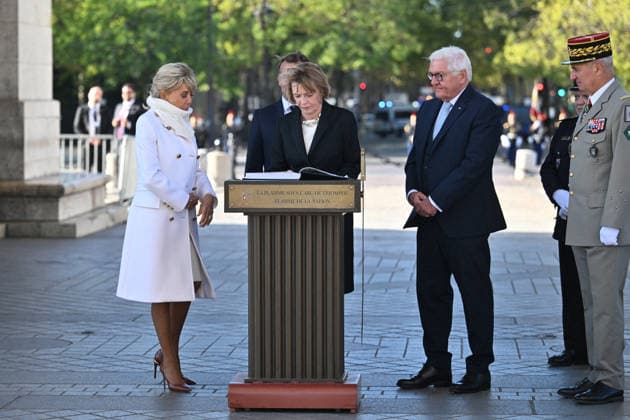 President Emmanuel Macron, Brigitte Macron, Frank-Walter Steinmeier, President of Germany, Elke Büdenbender at a ceremony at the Arc de Triomphe in Paris on October 8, 2026, in honor of the state visit of the President of Germany and his wife to France. Christian Liewig Bestimage President Emmanuel Macron and his wife Brigitte Macron welcome Frank-Walter Steinmeier, President of Germany, and his wife Elke Büdenbender for a ceremony at the Arc de Triomphe in Paris on October 8, 2026, Paris, France Copyright: xChristianxLiewigx xBestimagexChristianxLiewigx xBestimagex