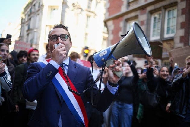 Catholic Institute of Paris Blockade - Paris La France Insoumise - Nouveau Front Populaire s MP Antoine Leaument pictured as students blocking campus of Catholic Institute of Paris ( Institut Catholique de Paris ) in Paris, on October 8, 2026 as they continue their protest to demand the hiring of substitute teachers, increased resources, and decent learning conditions. Photo by Raphael Lafargue ABACAPRESS.COM Paris Ile-de-France France  Copyright: xLafarguexRaphael ABACAx