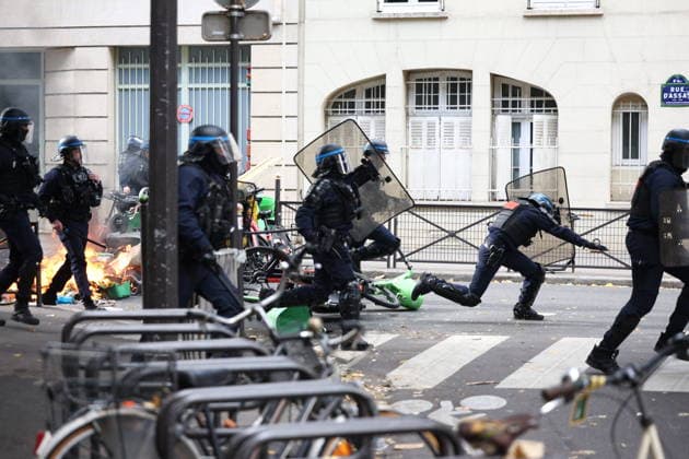 Paris-Panthéon-Assas Students Protest - Paris Policemen pictured as students protest outside Paris-Panthéon-Assas university in Paris, on October 8, 2026 on support of high school students as they continue their protest to demand the hiring of substitute teachers, increased resources, and decent learning conditions. Photo by Raphael Lafargue ABACAPRESS.COM Paris Ile-de-France France  Copyright: xLafarguexRaphael ABACAx