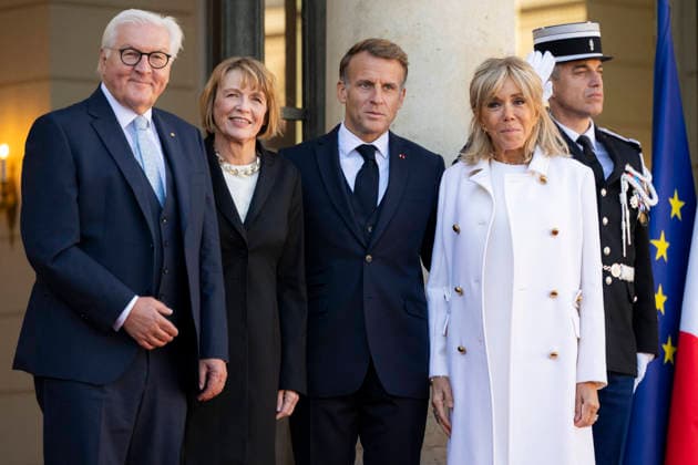 French President Macron Welcomes Germany s President Steinmeier - Paris French President Emmanuel Macron and his wife Brigitte Macron welcomes Germany s President Frank-Walter Steinmeier and his wife Elke Buedenbender at the Elysee Palace in Paris on October 8, 2026. Photo by Eliot Blondet ABACAPRESS.COM Paris France France  Copyright: xBlondetxEliot ABACAx