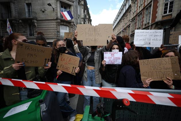 Catholic Institute of Paris and Paris-Panthéon-Assas Students Protest - Paris Students from the Catholic Institute of Paris and Paris-Panthéon-Assas University gather outside Paris-Panthéon-Assas University during a demonstration in support of high school students. The protesters are demanding the hiring of substitute teachers, increased resources, and decent learning conditions. Paris, France, October 8, 2026. Photo by Raphael Lafargue ABACAPRESS.COM Paris Ile-de-France France  Copyright: xLafarguexRaphael ABACAx