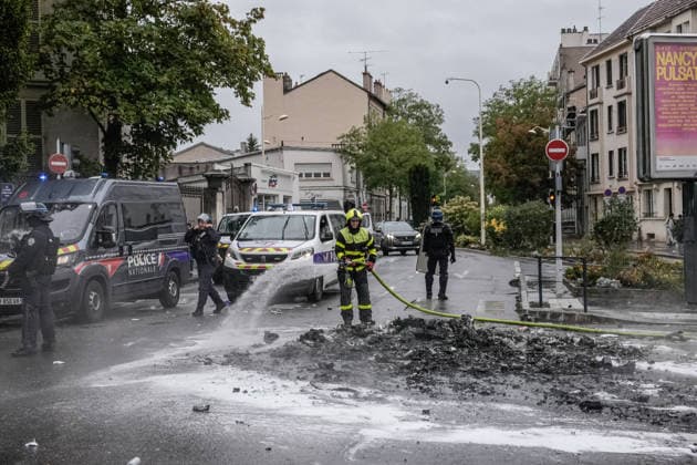 Protest against eduction conditions continues in Nancy NANCY, FRANCE - OCTOBER 8: A firefighter puts out the fire that broke out during the students protest in Nancy, France, on October 8, 2026. Students are taking part in a nationwide high-school mobilization over school conditions and demands for greater education resources, while security units remain deployed around several locations in the city. Muhammed Said Tako Anadolu Nancy France. Editorial use only. Please get in touch for any other usage.  Copyright: x2026xAnadoluxMuhammedxSaidxTakox