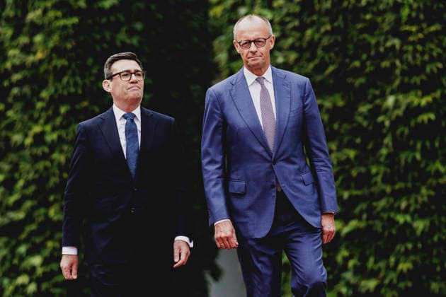 R. L. Friedrich Merz of the CDU, Chancellor of Germany, and Andrew Burnham, Prime Minister of the United Kingdom, photographed during a reception with military honors at the Federal Chancellery in Berlin, October 8, 2026, Berlin, Germany Copyright: xFlorianxGaertnerx