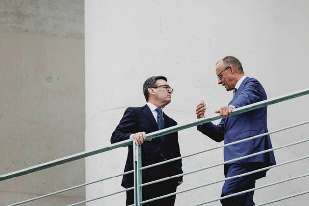 R. L. Friedrich Merz of the CDU, Chancellor of Germany, and Andrew Burnham, Prime Minister of the United Kingdom, photographed during a conversation on the balcony of the Federal Chancellery in Berlin, October 8, 2026, Berlin, Germany Copyright: xFlorianxGaertnerx