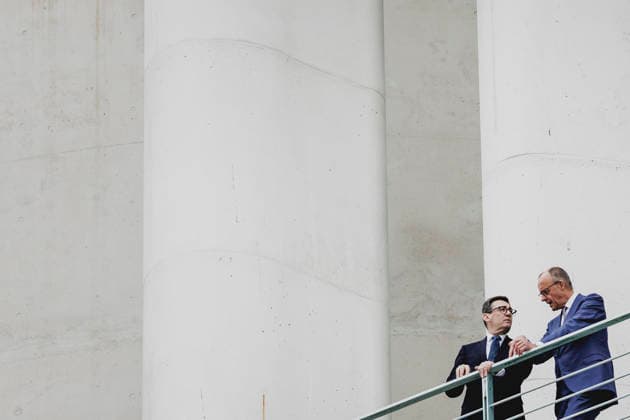 R. L. Friedrich Merz of the CDU, Chancellor of Germany, and Andrew Burnham, Prime Minister of the United Kingdom, photographed during a conversation on the balcony of the Federal Chancellery in Berlin, October 8, 2026, Berlin, Germany Copyright: xFlorianxGaertnerx
