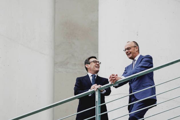 R. L. Friedrich Merz of the CDU, Chancellor of Germany, and Andrew Burnham, Prime Minister of the United Kingdom, photographed during a conversation on the balcony of the Federal Chancellery in Berlin, October 8, 2026, Berlin, Germany Copyright: xFlorianxGaertnerx
