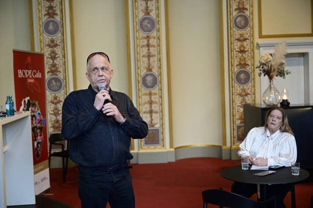 Stefan Hippler and Kathy Kelly at the press conference and presentation of the 16th HOPE Award at the 18th HOPE Gala in Dresden at the Schauspielhaus Dresden, Dresden, October 8, 2026 Copyright: xMatthiasxWehnertx