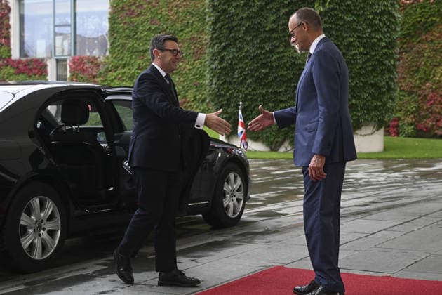 British Prime Minister Burnham welcomed with military ceremony in Berlin BERLIN, GERMANY - OCTOBER 8: German Chancellor Friedrich Merz (R) welcomes British Prime Minister Andy Burnham (L) with a military ceremony at the Federal Chancellery in Berlin, Germany, on October 8, 2026. Halil Sagirkaya Anadolu Berlin Germany. Editorial use only. Please get in touch for any other usage.  Copyright: x2026xAnadoluxHalilxSagirkayax