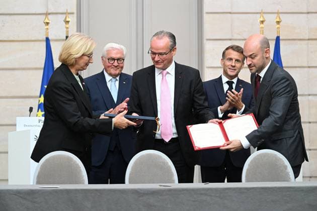 Jean Noël Barrot, French Minister for Europe and Foreign Affairs, with Gunther Krichbaum, German Deputy Minister for Foreign Affairs, and Anne Rehlinger, Plenipotentiary of the Federal Republic of Germany responsible for cultural affairs, Minister-President of the State of Saarland French President Emmanuel Macron and German President Frank Walter Steinmeier during a signing ceremony and joint press conference at the Élysée Palace in Paris, France, on October 8, 2026. Signing of an agreement between the French government and the German government regarding the Franco-German Youth Office. Eric Tschaen Pool Bestimage. French President Emmanuel Macron and German President Frank Walter Steinmeier during a signing ceremony and joint press confe  Copyright: xEricxTschaenx xPoolx xBestimagexEricxTschaenx xPoolx xBestimagex