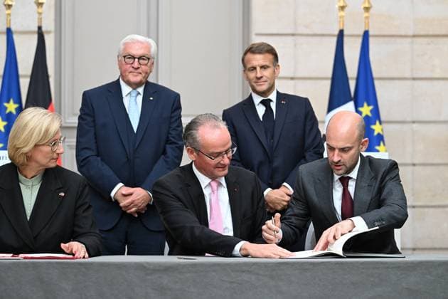 Jean Noël Barrot, French Minister for Europe and Foreign Affairs, with Gunther Krichbaum, German Deputy Minister for Foreign Affairs, and Anne Rehlinger, Plenipotentiary of the Federal Republic of Germany responsible for cultural affairs, Minister-President of the State of Saarland French President Emmanuel Macron and German President Frank Walter Steinmeier during a signing ceremony and joint press conference at the Élysée Palace in Paris, France, on October 8, 2026. Signing of an agreement between the French government and the German government regarding the Franco-German Youth Office. Eric Tschaen Pool Bestimage. French President Emmanuel Macron and German President Frank Walter Steinmeier during a signing ceremony and joint press confe  Copyright: xEricxTschaenx xPoolx xBestimagexEricxTschaenx xPoolx xBestimagex