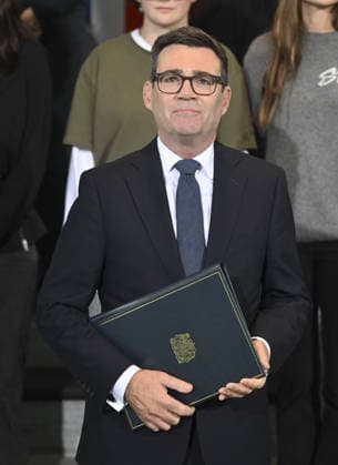 German Chancellor Friedrich Merz, British Prime Minister Andy Burnham attend Kensington Treaty ratification ceremony in Berlin BERLIN, GERMANY - OCTOBER 08: British Prime Minister Andy Burnham poses with a document during a ceremony marking the exchange of instruments of ratification of the Kensington Treaty at the Federal Chancellery in Berlin, Germany, on October 08, 2026. German Chancellor Friedrich Merz also attends the ceremony. Halil Sagirkaya Anadolu Berlin Germany. Editorial use only. Please get in touch for any other usage.  Copyright: x2026xAnadoluxHalilxSagirkayax