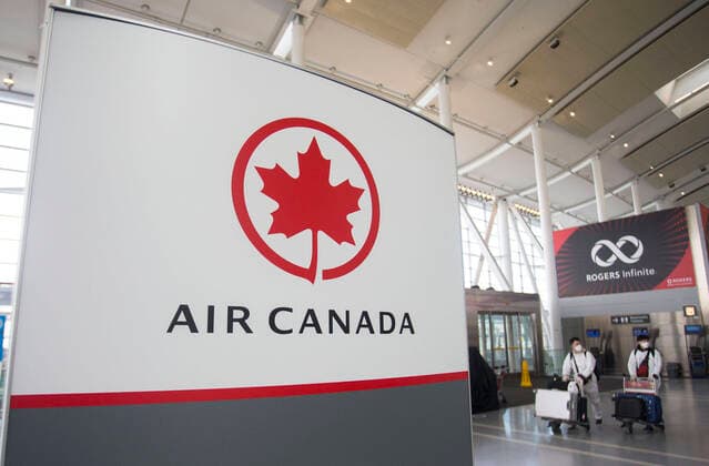 Coronavirus in Canada, Air Canada suspends flights to the USA