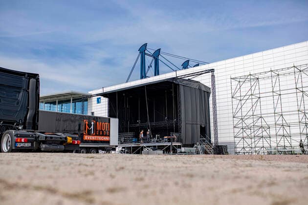 Erfurt, building the stage for the car concert series