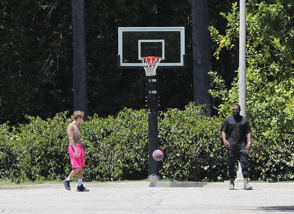 Beverly Hills, Justin Bieber plays basketball with his bodyguard