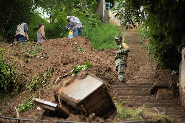 Mexico, clearance and salvage work after landslides