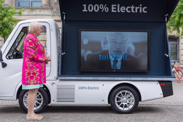 Berlin, Claudia Roth hands over the Bundestags Electro-Infomobile
