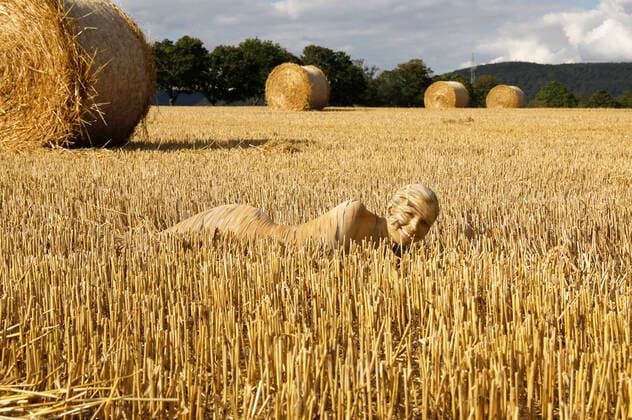 Höfingen, Photoshooting with model fairy on a mown cornfield