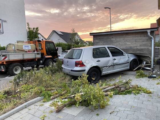 Baden-Württemberg, VW Gpolf ends up in a tool shed after an accident