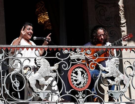 Flamenco on Fire Music Festival in Pamplona - Remedios Amaya sings from the balcony of the city council
