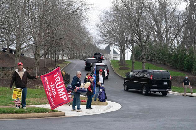 USA, opponents and supporters expect Trump in front of the National Golf Club in Sterling, Virginia
