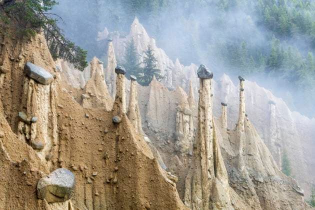 Calendar motifs: Earth pyramids