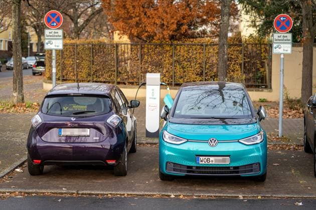 VW considers co-operation with Renault for its 20,000 euro car, archive pictures