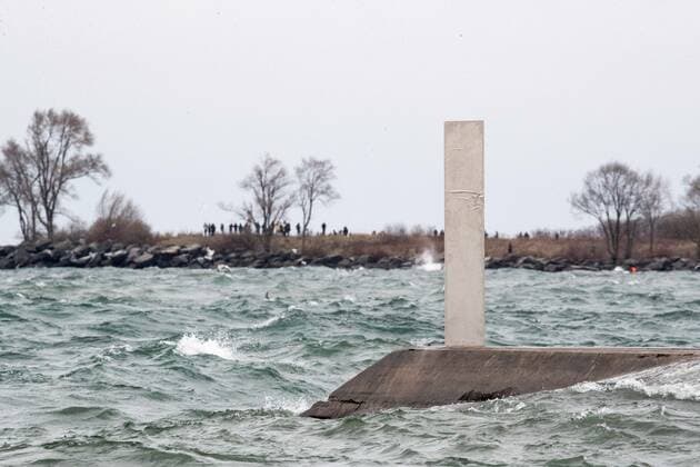 Canada, Second mysterious metal monolith turned up New Year in Toronto by the sea