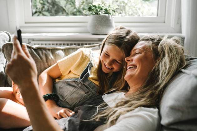 IMAGO Creative, Summer, at home on the sofa
