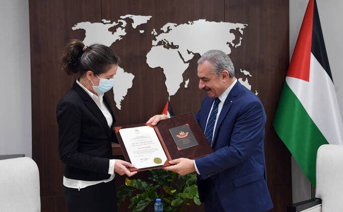 Palestine, Mohammad Ishtayeh presents award to Natalia Feinberg in Ramallah