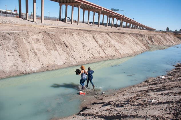 Mexico, Illegal immigrants cross the Rio Grande on their way to the U.S.