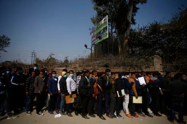 Nepal, workers queue up in Kathmandu for Gulf work visa