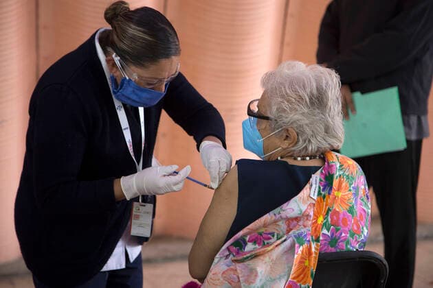 Coronavirus in Mexico, seniors get vaccinated