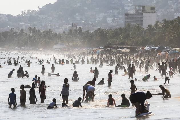 Coronavirus in Mexico, bathing in Acapulco