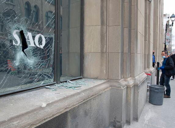Canada, damage after riots during protests against Corona measures in Montreal