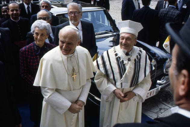 IMAGO History, 1986, Pope John Paul II visits the main synagogue in Rome